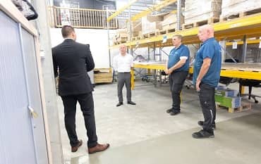 Staatssecretaris Raymond Knops in gesprek met chauffeurs van de IPKD